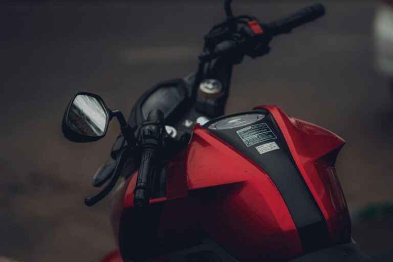 Kierownice motocyklowe – jak wpływają na komfort i kontrolę podczas jazdy