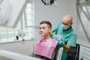 Jak działa leczenie ortodontyczne nakładkami krok po kroku